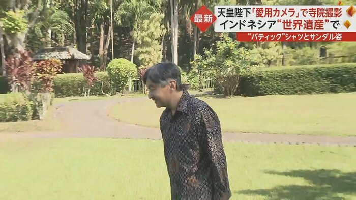 記者団に会釈される陛下