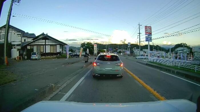 歩道を走り渋滞の車列を抜いていくバイク(提供:撮影者)