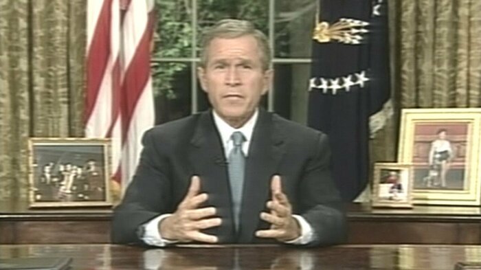 テレビ演説を通してテロに立ち向かう決意を表明したアメリカのブッシュ大統領(当時)2001年9月