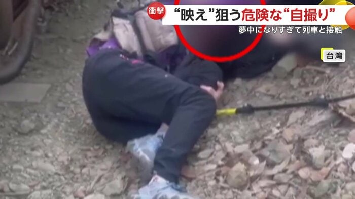 左足を抱えたまま動かない女性(中国SNSより)