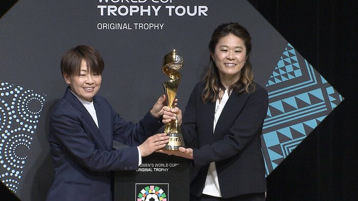 トロフィーを持つ2011年大会優勝メンバーの澤穂希さん、宮間あやさん