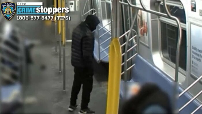 男が乗客そばのゴミに火をつけた(ニューヨーク市警が公開した動画より)