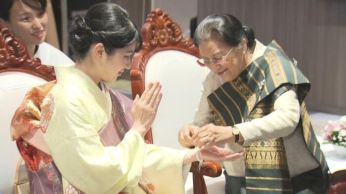 愛子さまの左手首に巻きつけられた白い糸