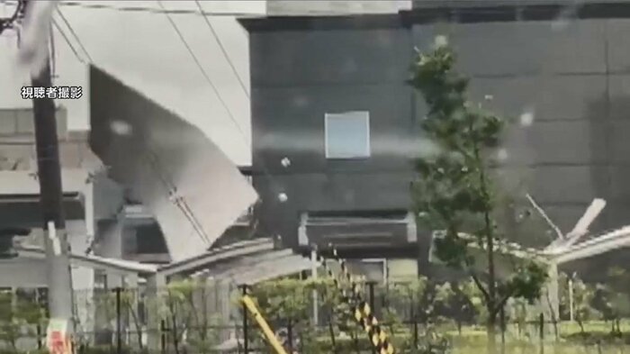 京セラ本社横にある駐輪場の屋根が吹き飛ばされた(京都市伏見区 午前8時半ごろ)