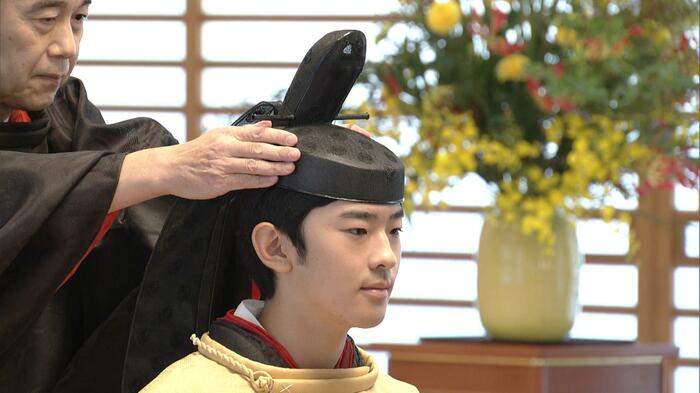 成年の冠がのせられる
