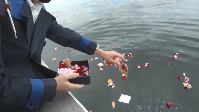 花びらも遺骨と一緒に海へ 袋も水に溶けるという