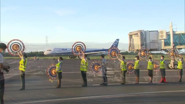 鳥取空港「しゃんしゃん傘踊り」でお見送り(鳥取市)