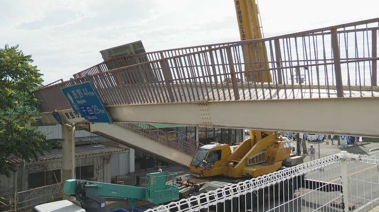 通学路の歩道橋が大きく傾く「びっくり、音が大きくて」　大型トラックの積み荷が接触　倒壊の危険も　国道18号を5時間通行止めにして撤去　費用を算定し、当事者に負担求める方針　長野・東御市｜FNNプライムオンライン
