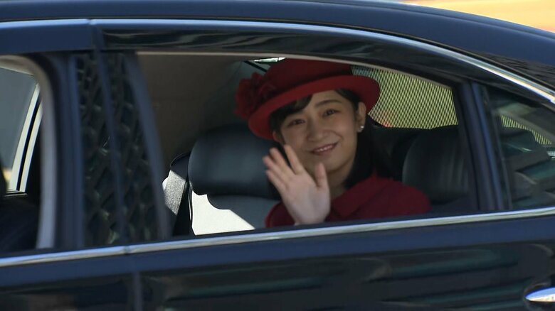 【速報】佳子さま29歳　陛下に誕生日の挨拶へ…鮮やかな赤い装いで笑顔｜FNNプライムオンライン