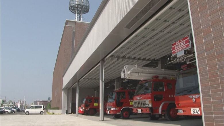 住宅と倉庫が全焼か…「火が出ている」新潟県長岡市で朝に火災発生　この家に住む女性2人が軽いけがも命に別条なし｜FNNプライムオンライン