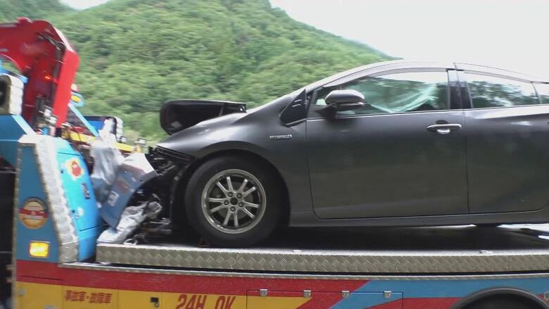乗用車とワンボックスカーが衝突　子ども含む7人搬送　神奈川県の59歳男性が死亡　乗用車がセンターラインを越えたか｜FNNプライムオンライン