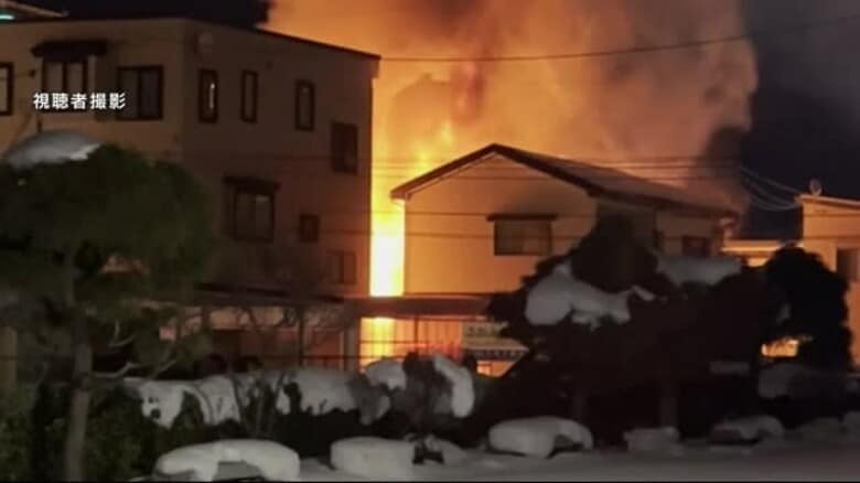 北上駅付近で住宅３棟焼く火事　１人死亡　遺体は住人の５６歳男性か　岩手県｜FNNプライムオンライン