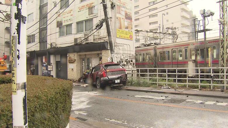 京王線・東府中駅近くの踏切で車と電車が接触　2人けが、命に別条なし　正午ごろ全線運転再開へ｜FNNプライムオンライン