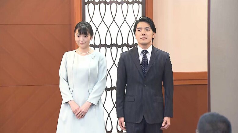 会見場に入る眞子さんと小室さん