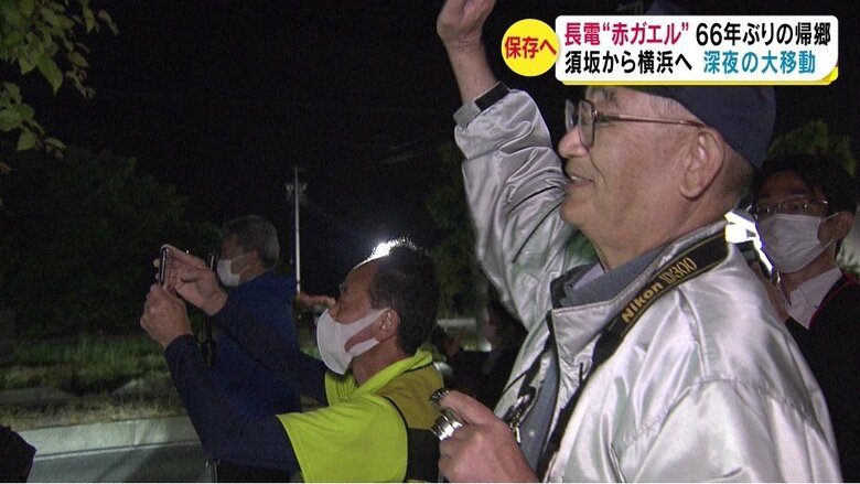 見送る深沢さん