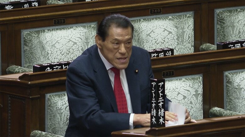 参院議員当時のアントニオ猪木さん(2019年)