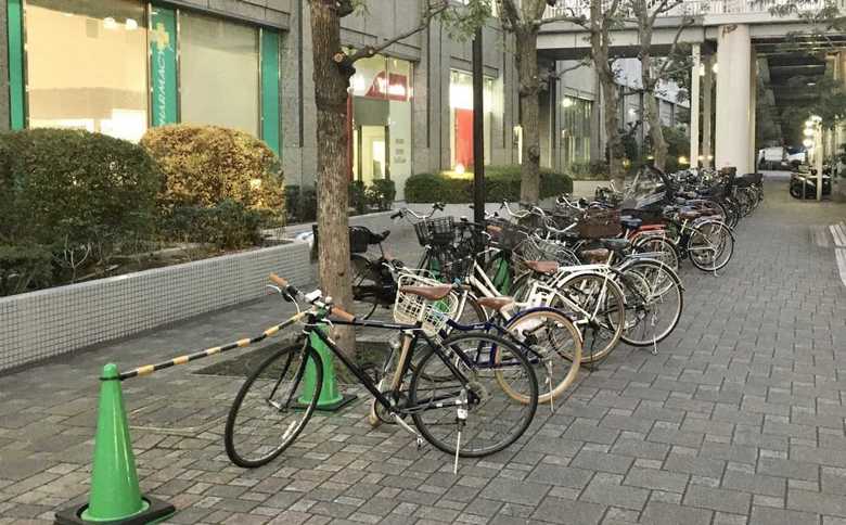 実際の迷惑駐輪の様子。これが常態化しているという