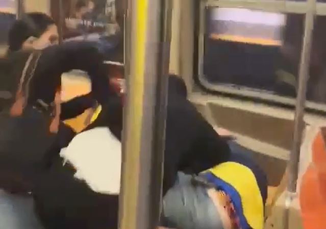 近くの乗客女性が黒人男性を刺した