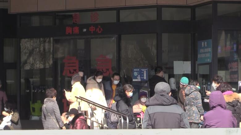 病院の発熱外来にやってくる市民（※上海市の別の病院）