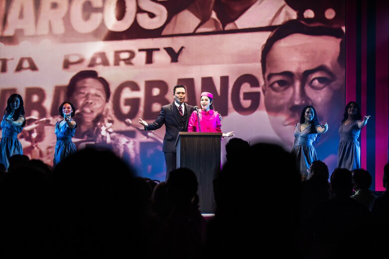 イメルダ夫人を熱演〈Billy Bustamante, Matthew Murphy and Evan Zimmerman (2023)〉