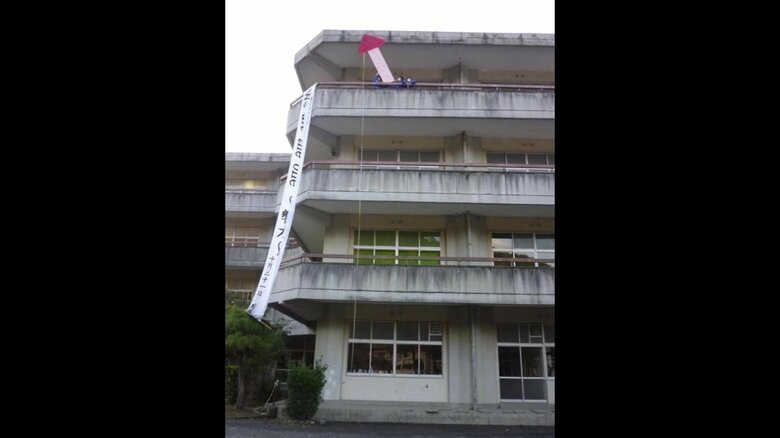 過去の津波の高さが矢印で示された校舎