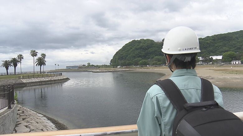 市職員がサメの姿がないか確認（21日）