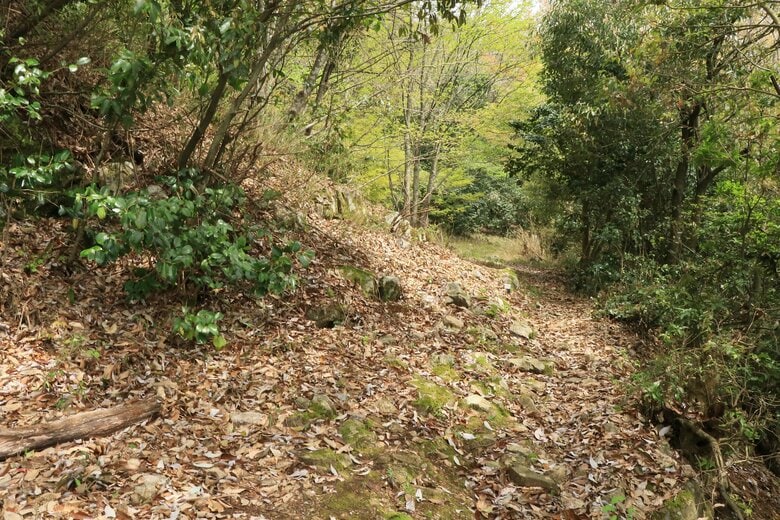赤尾屋敷へは、黒金門からややわかりにくい小道を下る