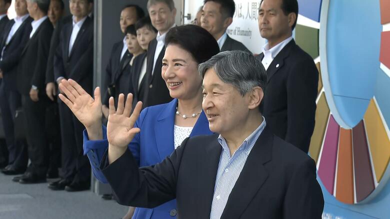 「大阪・関西万博」会場内で歓声に応えられる天皇皇后両陛下