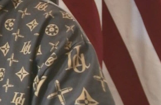 パーカーには「合衆国憲法修正第2条」を意図した「IIα」のデザイン