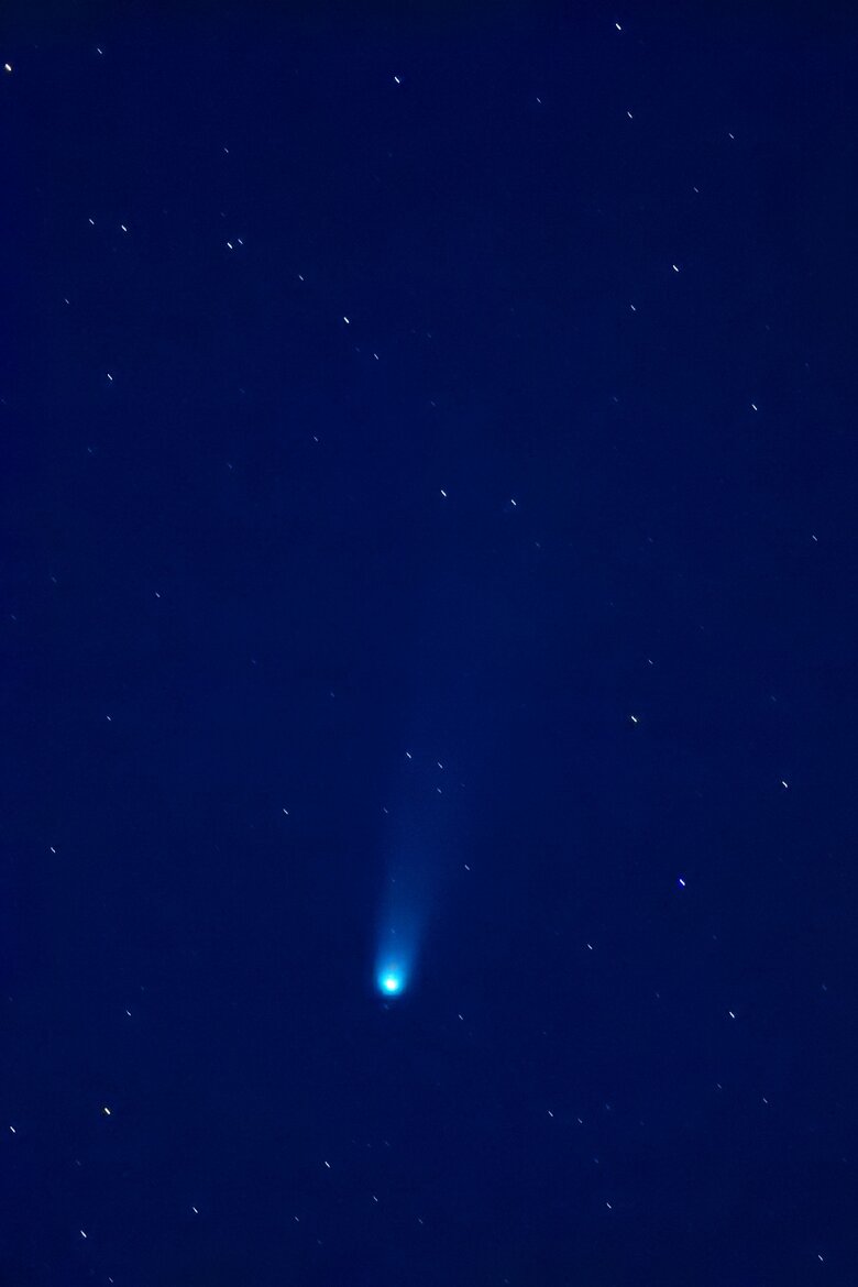 緑色の尾を引くレモン彗星