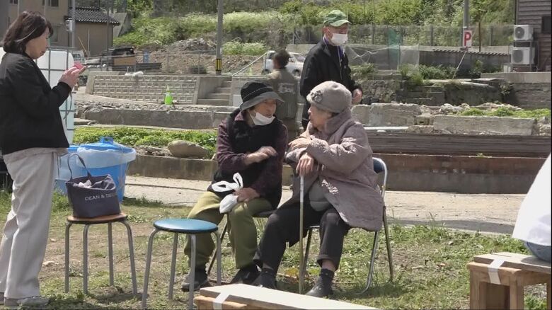 1年4カ月ぶりに再会して話し込む2人