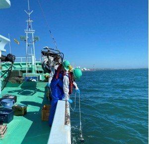 海水採取の様子（出典：環境省ホームページ）