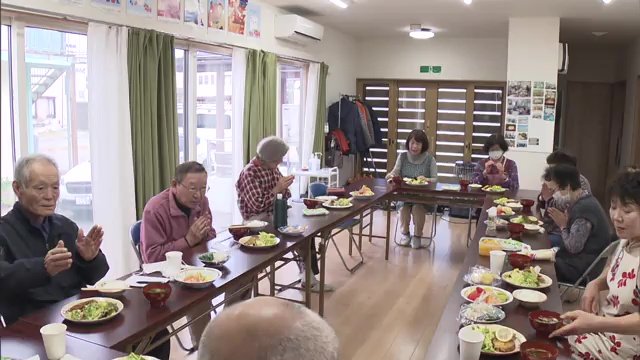 避難した町民が集う　会話を楽しみながらの食事