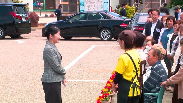 石川・志賀町「道の駅とぎ海街道」で仮設店舗を視察される愛子さま　訪問2日目