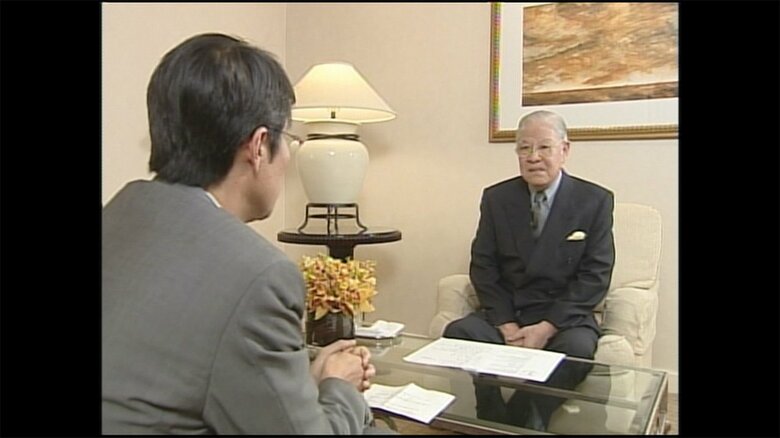 インタビューする鈴木解説委員