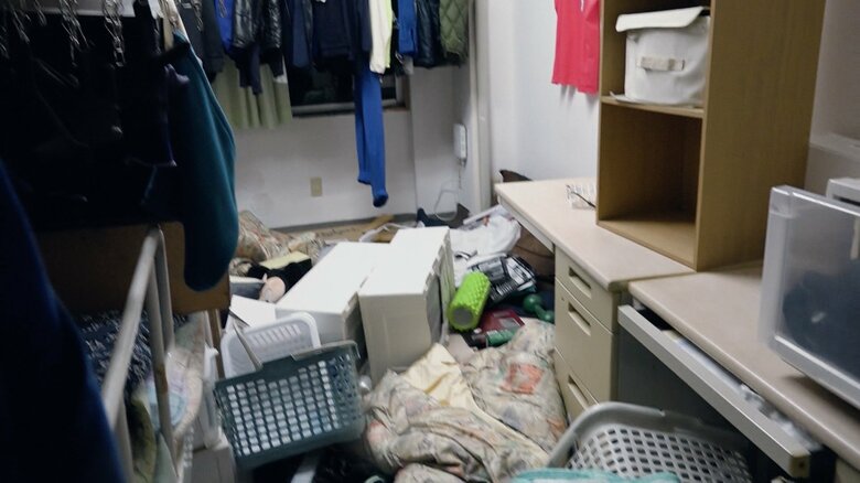 物が散乱した寮の室内