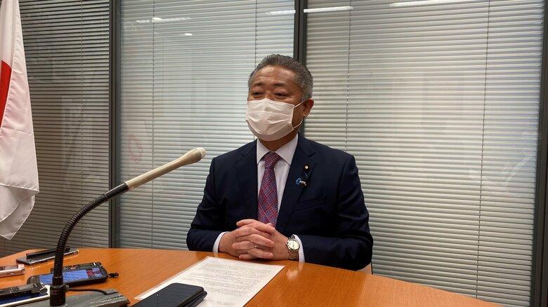 抗議後、取材に応じる維新・馬場伸幸共同代表