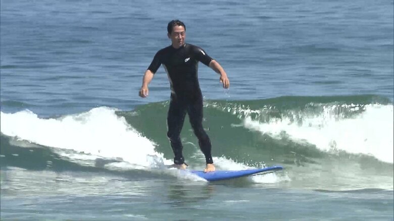 福島・南相馬市の海岸で子どもたちとサーフィンを楽しむ小泉氏（2023年9月）