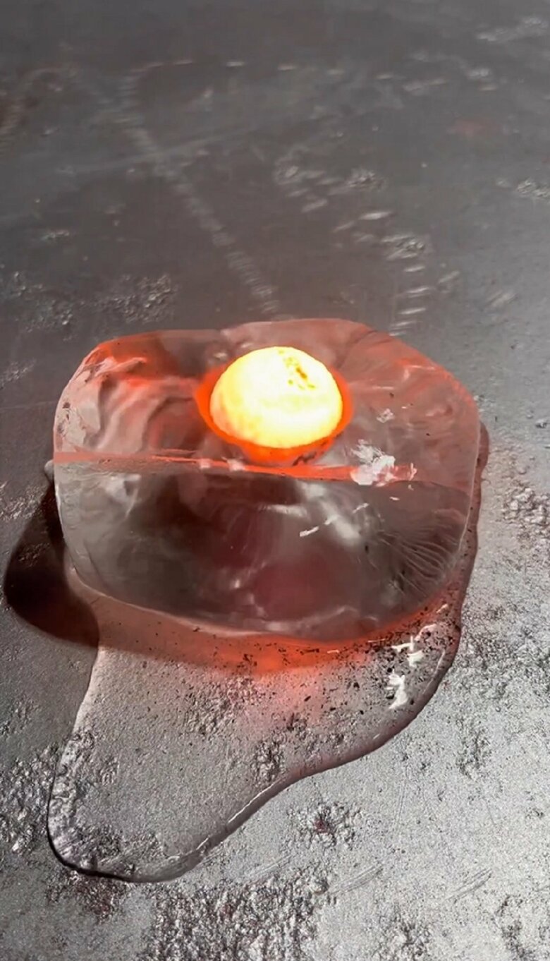氷の中に沈んでいく鉄球
