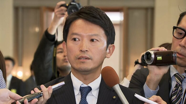 都内で取材に応じる斎藤元彦知事　11月25日
