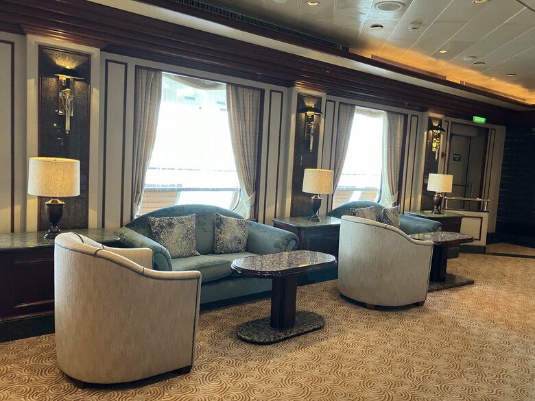 通路にあるソファ　海を見ながら一息