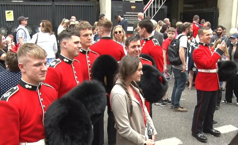 パレード終了後、市民と交流する衛兵たち