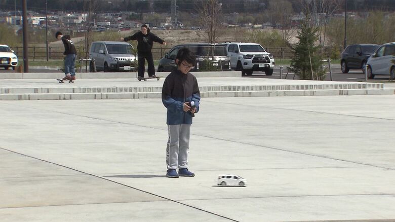 ラジコンで遊ぶ子ども
