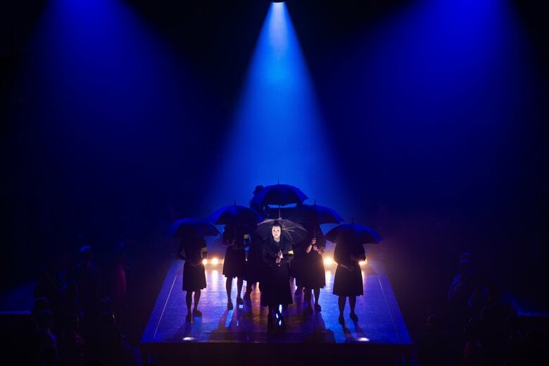 暗殺されたアキノ氏の葬式の場面〈Billy Bustamante, Matthew Murphy and Evan Zimmerman (2023)〉