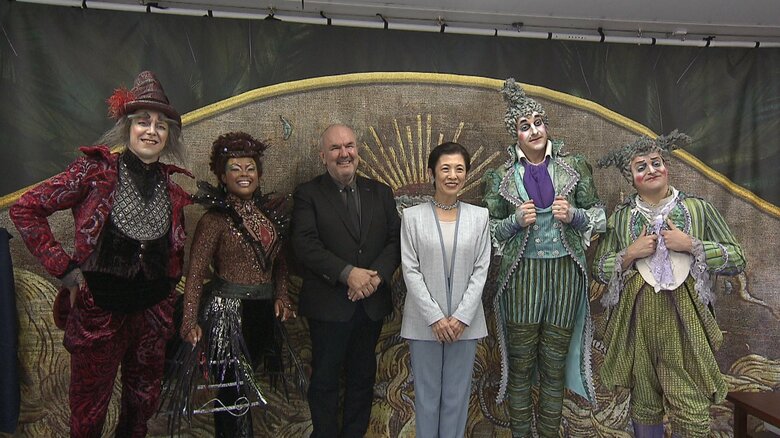 シルク・ドゥ・ソレイユの「アレグリア」出演者らと記念撮影される久子さま（2023年4月）