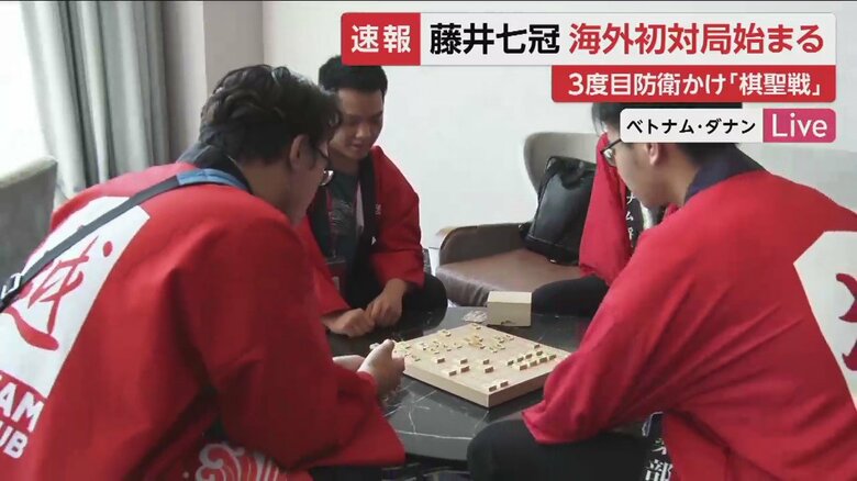 ホテルに駆けつけ、将棋を指すベトナム人らの愛好家ら（5日午前）