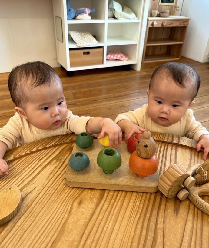 おもちゃで遊ぶふたり