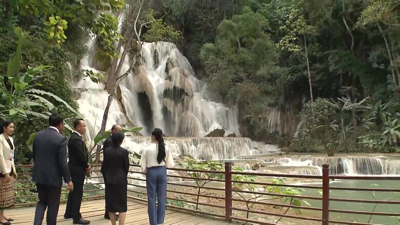 観光名所「クワンシーの滝」を訪問された（11月20日）