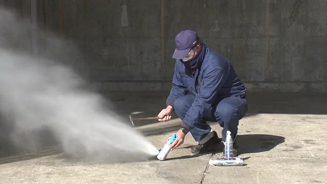 作業員による実演　ガスが残ったままだと勢いよく噴射