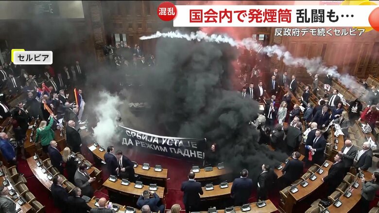 大きく宙を舞う発煙筒